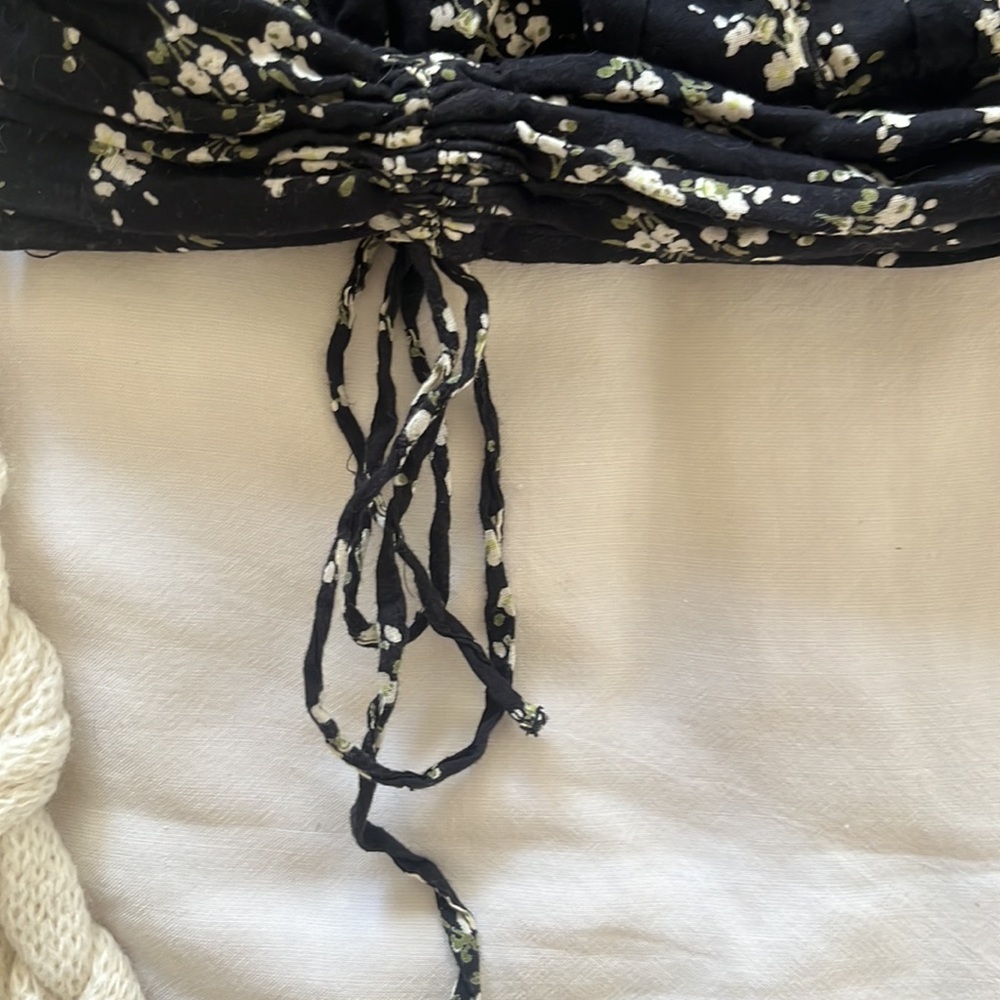 Black Floral Drawstring Ruched Crop Top - Picture 3 of 3